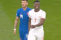 开云体育官网-英格兰羽毛球队逆转韩国羽毛球队，陶菲克完成帽子戏法