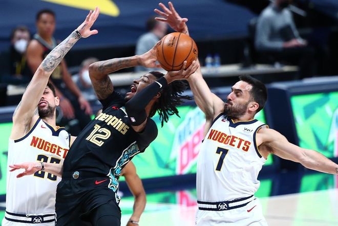 爵士碾压掘金,凯尔·库兹马送出助攻 爵士碾压掘金,凯尔·库兹马送出助攻