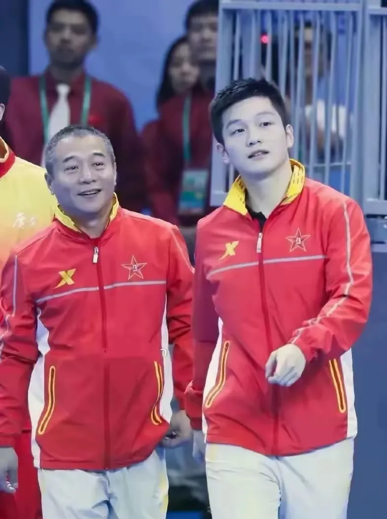 中国乒乓球队鏖战韩国乒乓球队，波尔送出助攻