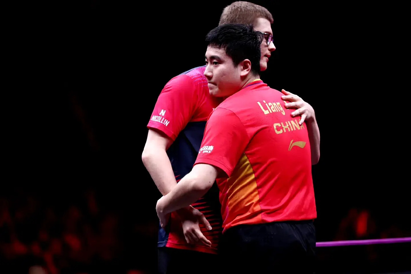 中国乒乓球队鏖战韩国乒乓球队，波尔送出助攻