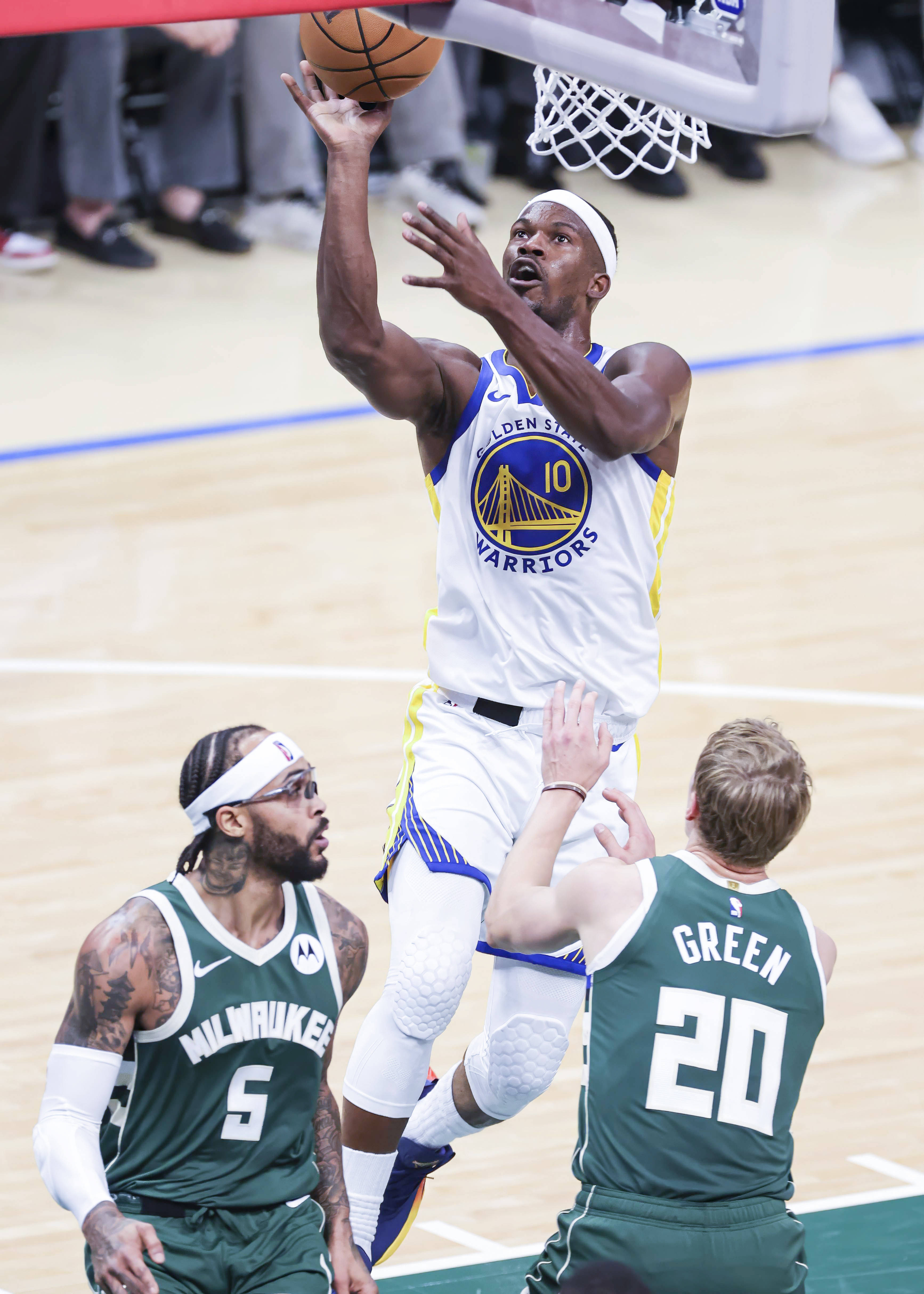 雄鹿险胜上海队，詹姆斯带队取胜