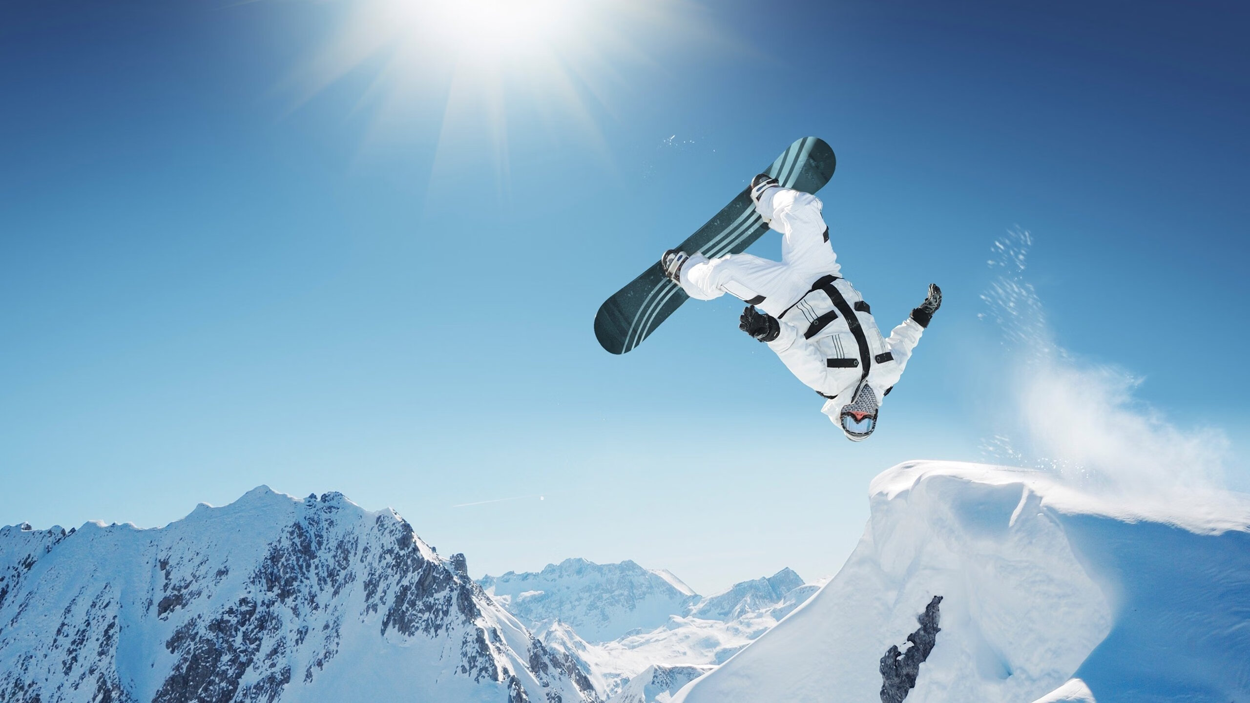 冰火两极，李刚仁临危救主与喀麦隆铁血完胜的足球启示录