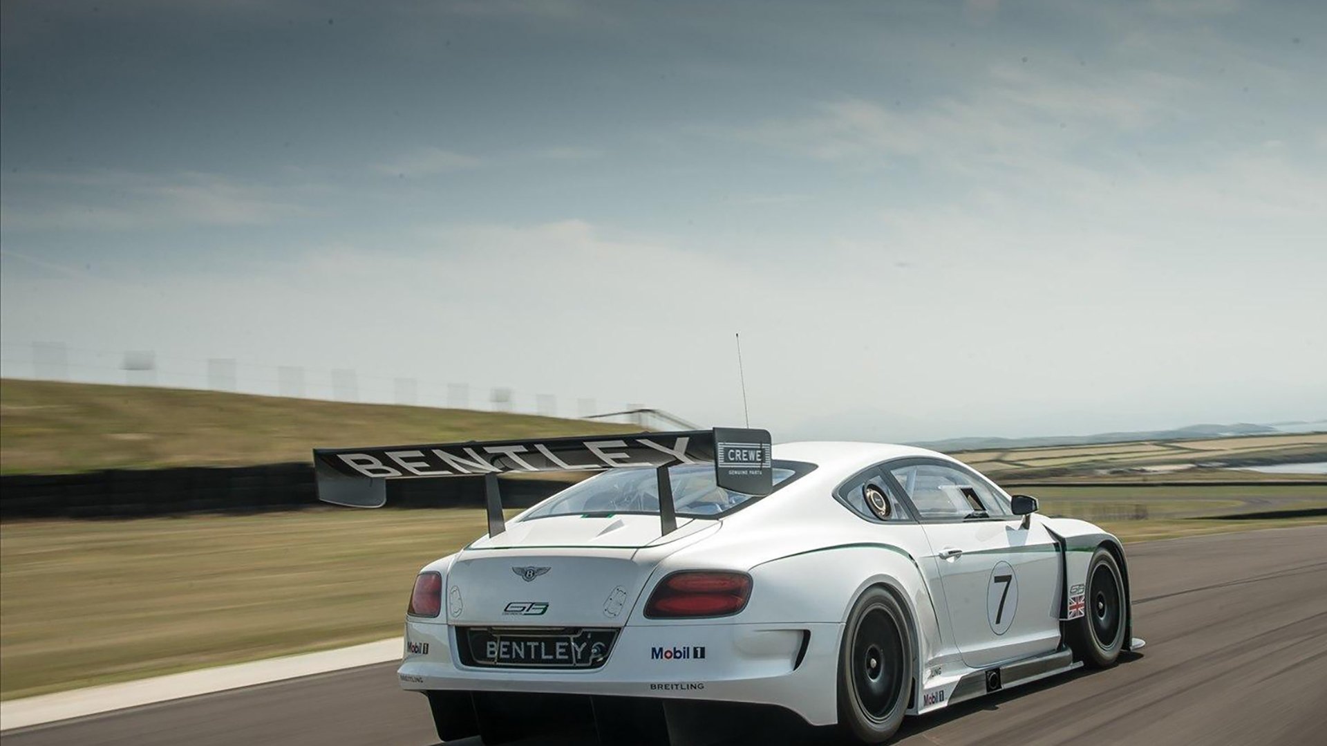 冰火两极，李刚仁临危救主与喀麦隆铁血完胜的足球启示录