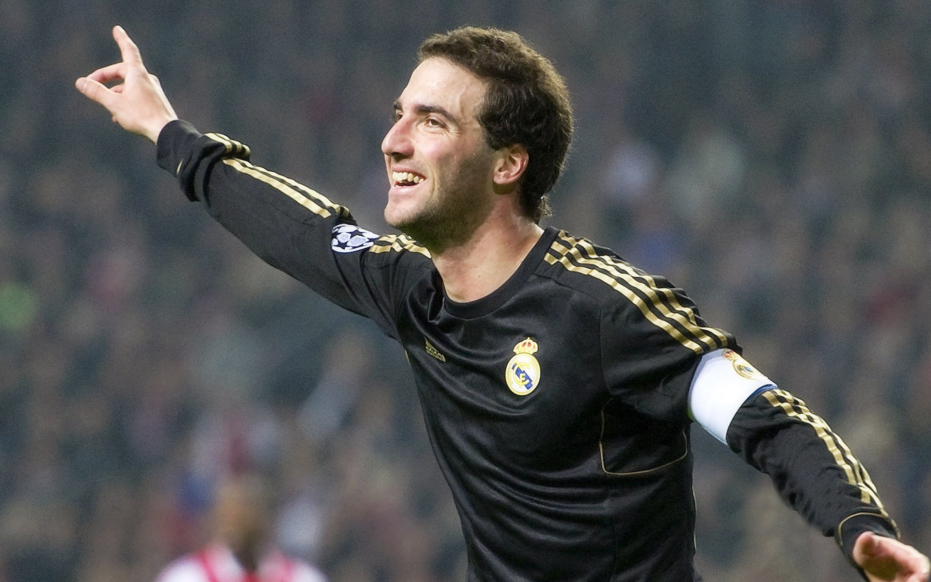 双线终极对决,维斯塔潘的赛道与班凯罗的禁区,今夜谁主沉浮?